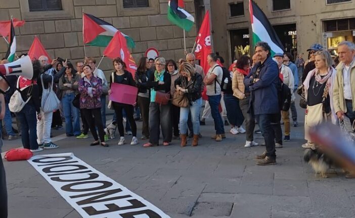 Manifestazione in piazza Salimbeni contro il blocco della Flotilla