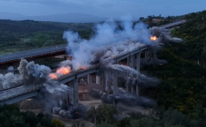 Anas: demolito con l’esplosivo il viadotto “La Coscia”