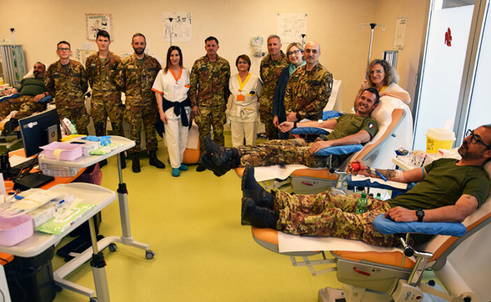 I parà del 186° reggimento della Folgore donano il sangue
