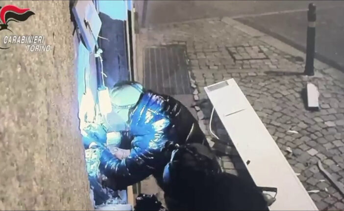 Assalto a uno sportello ATM con esplosivo nel Torinese, 3 arresti e 2 denunce