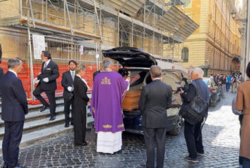 A Roma i funerali di Roberto Arditti, le immagini dell'uscita del feretro
