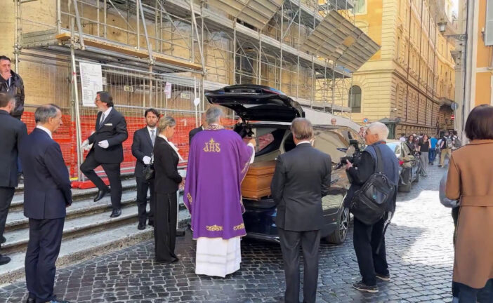 A Roma i funerali di Roberto Arditti, le immagini dell'uscita del feretro