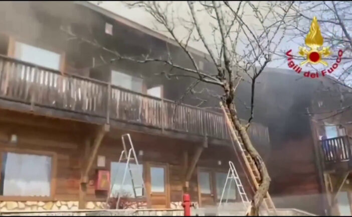 Asiago, incendio in una struttura ricettiva: nessun ferito, le immagini