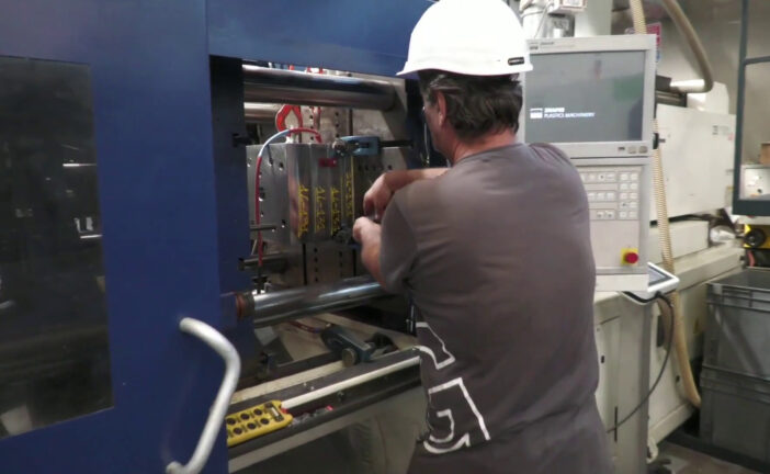 In lieve rialzo la produzione industriale a febbraio