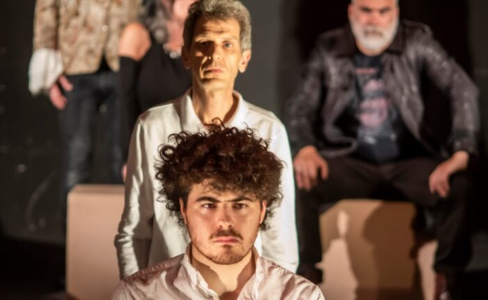 “AmletOne” al Teatro dei Rozzi chiude il cartellone “Extra Sipario”