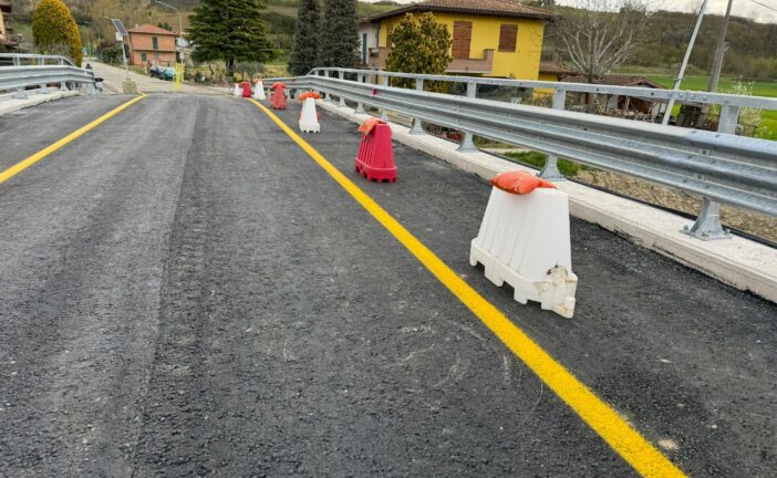 Valiano: prove di carico del ponte sul canale Maestro della Chiana