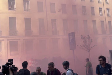 Corteo centri sociali a Milano,fumogeni e petardi contro la Polizia: le immagini