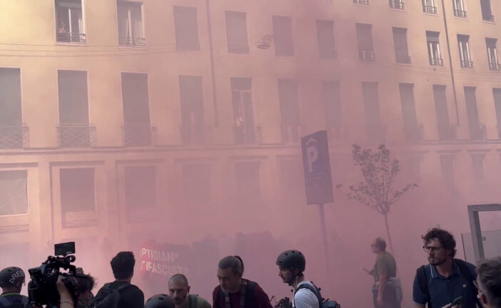 Corteo centri sociali a Milano,fumogeni e petardi contro la Polizia: le immagini