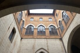 La poesia a Palazzo del Capitano: Carmen Gallo nel cartellone “Vis-a’-Vis” Parole
