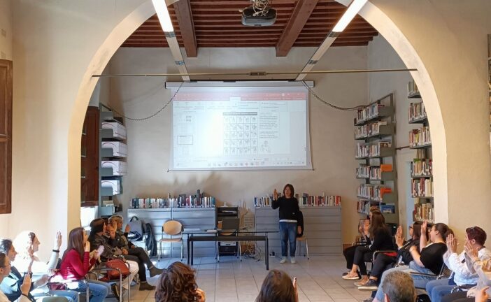“Circolo di lettura” di maggio alla Biblioteca comunale con “Sei come sei”