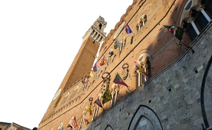 Palio: saltano Bruco, Drago, Valdimontone e Oca