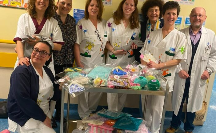 Tanti oggetti fatti a maglia consegnati alla Pediatria e Neonatologia di Campostaggia