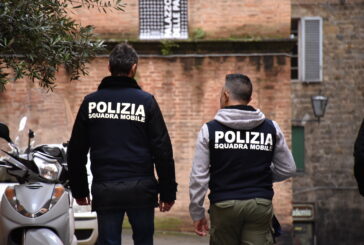 Beccato dalla Polizia su uno scooter rubato e con 50 grammi di ketamina: arrestato