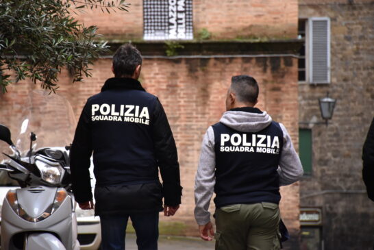 Beccato dalla Polizia su uno scooter rubato e con 50 grammi di ketamina: arrestato