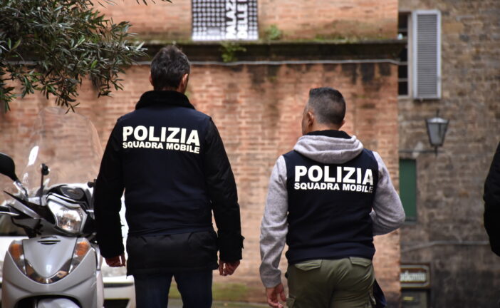 Beccato dalla Polizia su uno scooter rubato e con 50 grammi di ketamina: arrestato