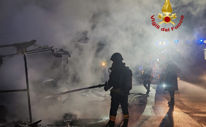 Monteroni: in fiamme nella notte un box auto