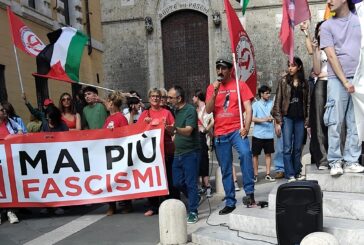Un centinaio in piazza Salimbeni dopo l’inchiesta sui 13 minorenni