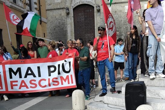 Un centinaio in piazza Salimbeni dopo l’inchiesta sui 13 minorenni