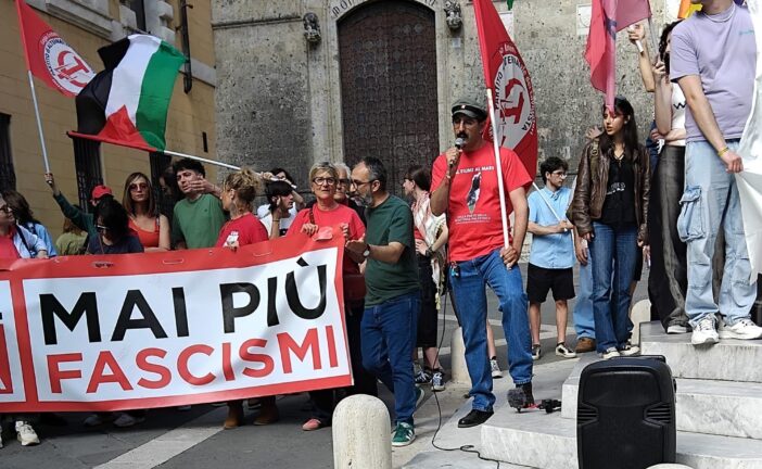 Un centinaio in piazza Salimbeni dopo l’inchiesta sui 13 minorenni
