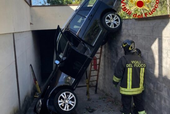 Auto precipita in una rampa carrabile: intervengono i Vigili del fuoco