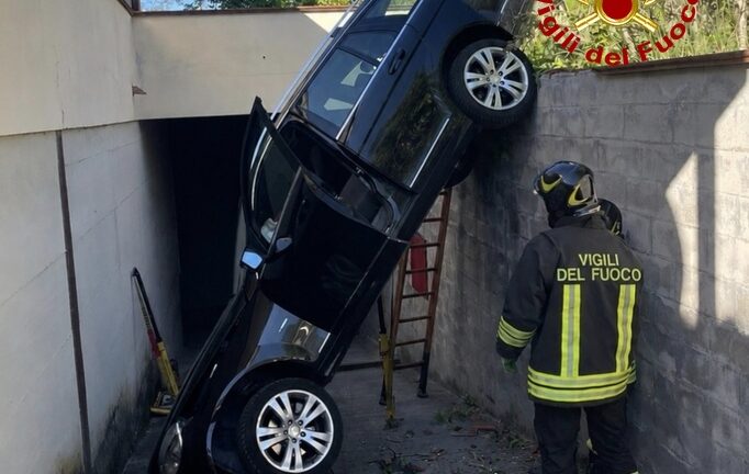 Auto precipita in una rampa carrabile: intervengono i Vigili del fuoco