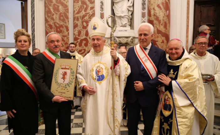 Montepulciano: consegna dello stemma civico alla Madonna di Montenero