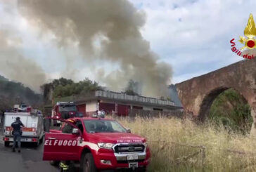 Vasto incendio a Catania nella zona della Timpa di Leucatia