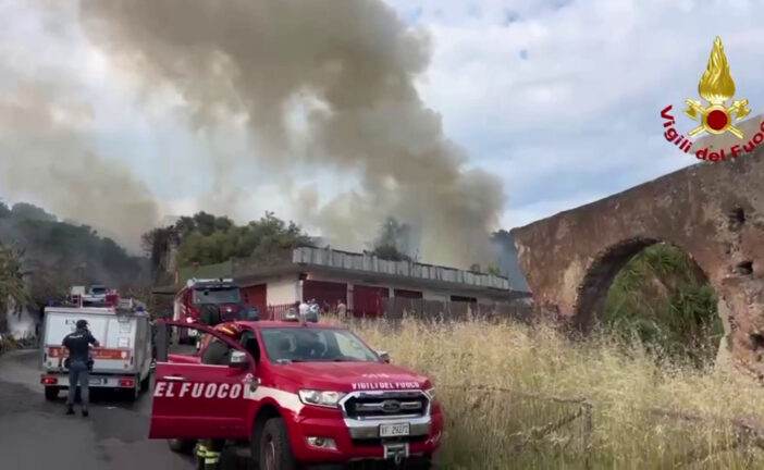 Vasto incendio a Catania nella zona della Timpa di Leucatia