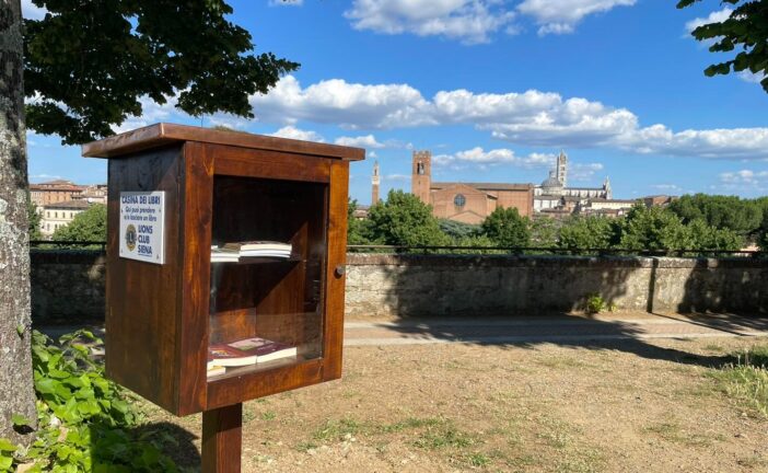 Atto vandalico alle “Casine dei libri”. Il Lions Club Siena sospende il progetto