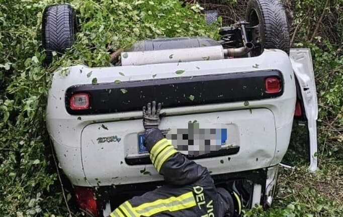 Cetona: auto esce di strada e si capovolge