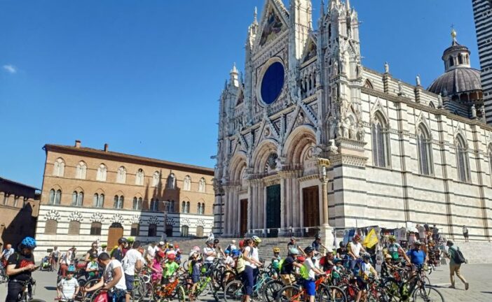 “Bimbimbici”: oltre 80 bambini pedalano in centro storico con Fiab