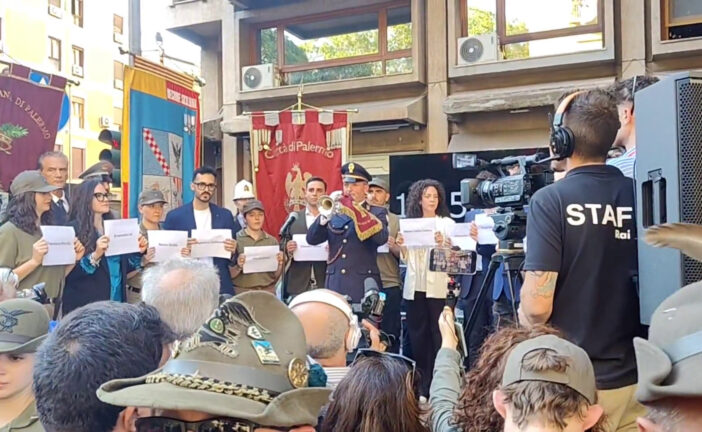 34 anni fa la strage di Capaci, il minuto di silenzio all'albero Falcone