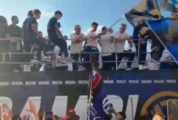 Inter campione d'Italia, è festa sul pullman scoperto lungo le vie di Milano