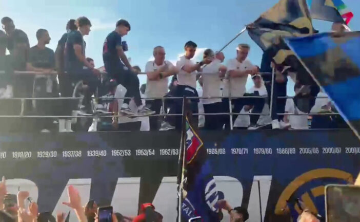 Inter campione d'Italia, è festa sul pullman scoperto lungo le vie di Milano