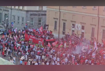 Festa Monza per la promozione in Serie A, le immagini del pullman scoperto