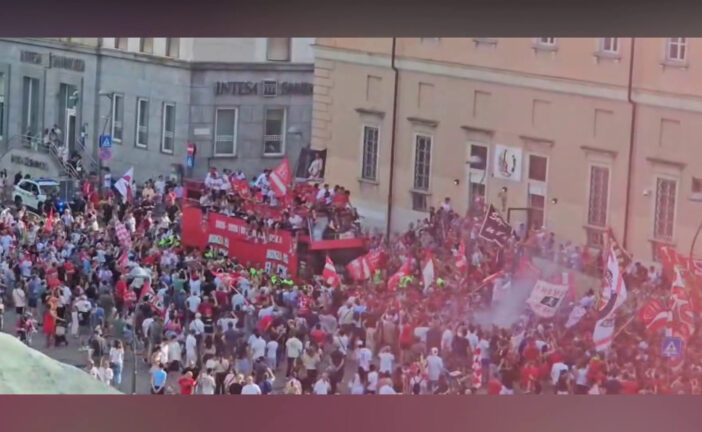 Festa Monza per la promozione in Serie A, le immagini del pullman scoperto