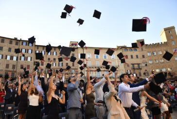 La magia del Graduation Day nella piazza del Campo di Siena
