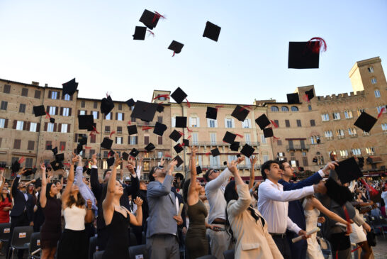 La magia del Graduation Day nella piazza del Campo di Siena