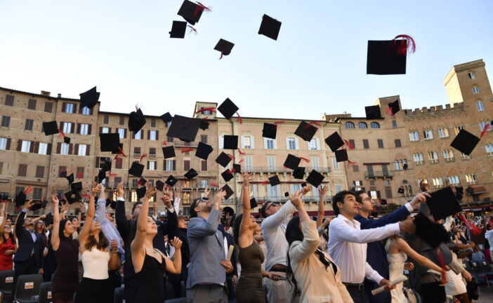 La magia del Graduation Day nella piazza del Campo di Siena