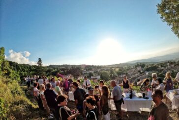 A Campiglia d’Orcia, il 28 giugno, “Bianco di sera su tramonto rosè”