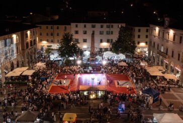Crystal League accende Piazza Arnolfo: basket e musica nel cuore di Colle