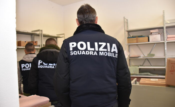 La Polizia arresta un presunto spacciatore. Sequestrata droga sul posto di lavoro