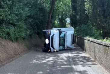 Furgone si ribalta in strada dei Cappuccini