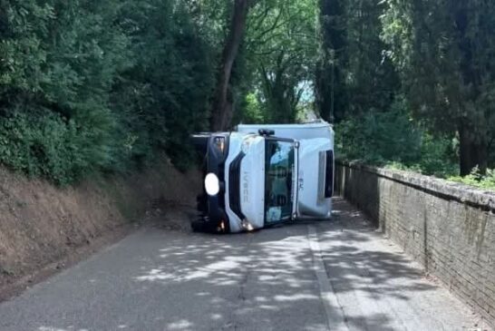 Furgone si ribalta in strada dei Cappuccini
