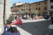 A Gaiole torna il mercatino del collezionismo e del piccolo antiquariato