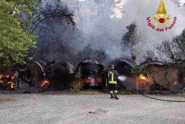 Sterpaglie in fiamme in Largo Sassetta: coinvolte 5 auto e 2 motorini