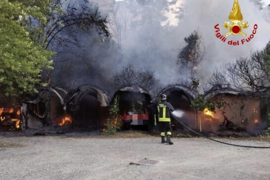 Sterpaglie in fiamme in Largo Sassetta: coinvolte 5 auto e 2 motorini