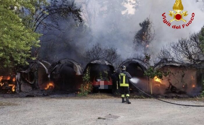 Sterpaglie in fiamme in Largo Sassetta: coinvolte 5 auto e 2 motorini