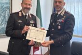 Il colonnello Modesti consegna la medaglia “Mauriziana” al maresciallo maggiore Pietrini