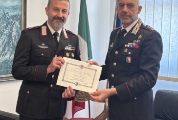 Il colonnello Modesti consegna la medaglia “Mauriziana” al maresciallo maggiore Pietrini